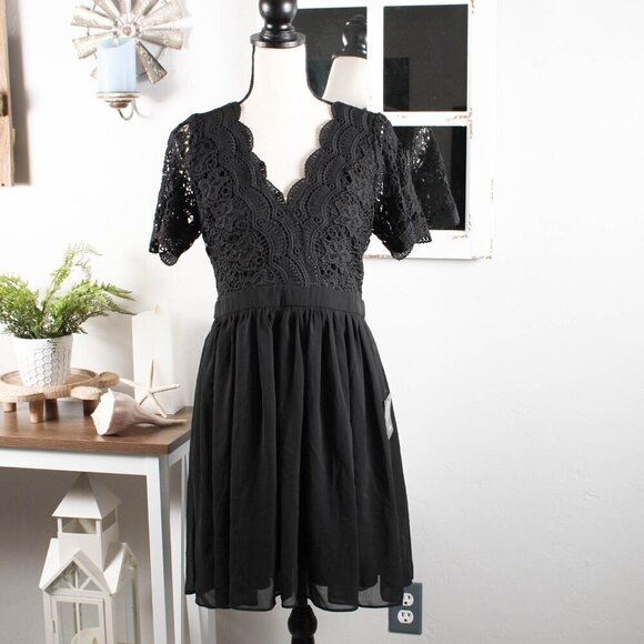Lulus Dresses & Skirts - CLEARANCE  Lulus Black Lace Dress Size Large, NWT